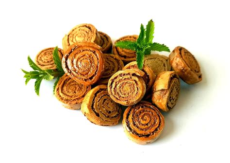 Buy SHB ART CREATION Bakarwadi Show Pieces (10 Nos) for Office Table ...