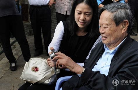 95岁杨振宁仅给41岁妻子留下一套房，娶她的原因终于揭晓！|杨振宁|翁帆|妻子_新浪新闻
