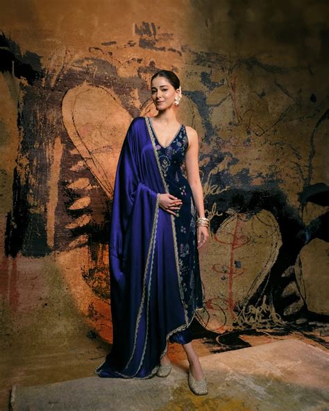 Ananya Panday Velvet Blue Kurta Set – Raji Ramniq