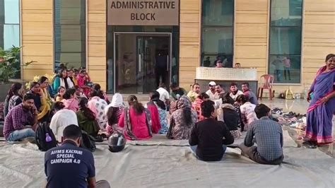 housekeeping workers on protest deadlock at kalyani aiims | বিক্ষোভে ...