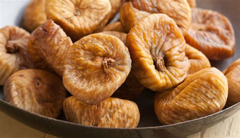 7 Health Benefits of Dried Figs - lifeberrys.com
