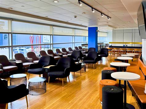 Wingtips Lounge Chicago ORD AIRPORT Terminal 5 O'Hare International ...