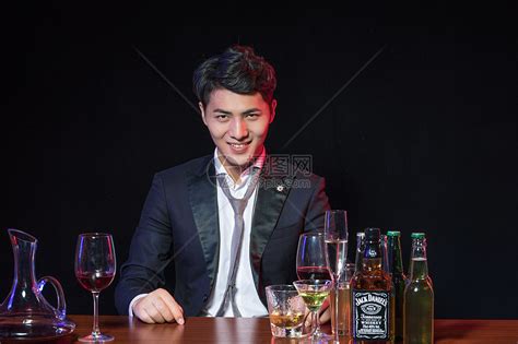 商务男士酒吧喝酒高清图片下载-正版图片501028607-摄图网