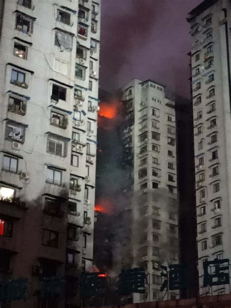 重庆高层居民楼发生火灾，十几层可见明火，愿平安! - 河南一百度