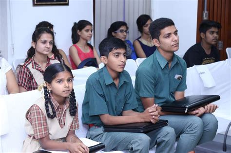 भारतीय रेड क्रॉस संस्थान ने हेनरी दुनांत की अर्ध-प्रतिमा का अनावरण कर ...