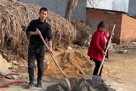 今天这院子热闹了，父子俩开始打地坪，院里院外打完才完工_凤凰网视频_凤凰网