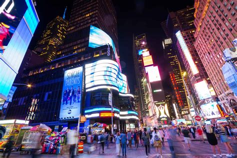 Times Square, que hay que visitar de día y de noche