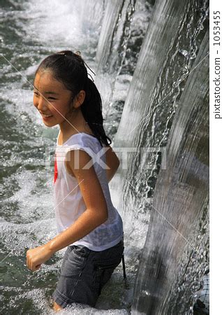 一個女孩在水里玩-照片素材（圖片） [1053455] - PIXTA圖庫