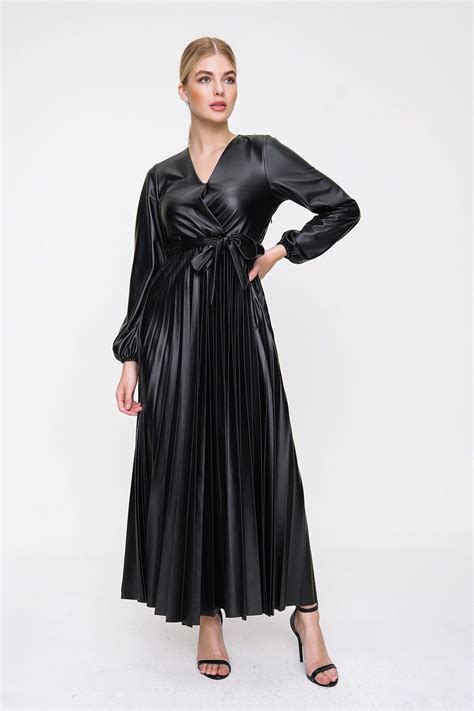 Siyah Deri Pileli Kruvaze Yaka Kuşaklı Uzun Abiye Elbise | Butik Buruç