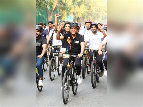 Fit India Sundays on Cycle: Dr. Mandaviya leads the way with teachers ...