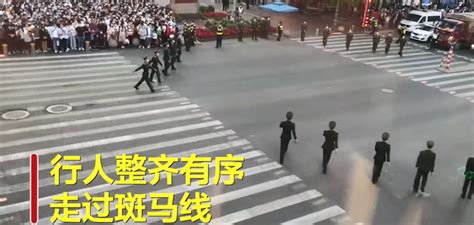 上海南京路步行街五一再现武警“拉链式人墙”，网友纷纷致敬：心里好暖！ | 北晚新视觉
