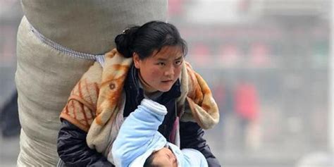 11年前那位感动中国的“春运母亲”，找到了！_手机新浪网
