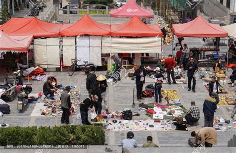 Authentic urban and rural life in China 实拍上海最大的旧货地摊市场，什么宝贝都有，很多人不知道在哪 ...