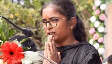 Meet Vaishnavi Deshmukh, Daughter of Slain Beed Sarpanch, Who Scored 85 ...