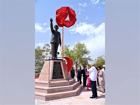 Rajasthan: Vice President Jagdeep Dhankar unveils statue of former ...