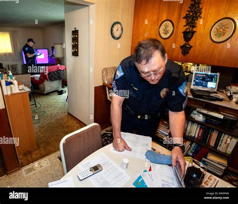PE00385-00...WASHINGTON - Sergeant Robert Barker of the Edmonds Police ...