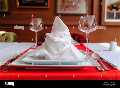 Fancy Restaurant Table 的图像结果