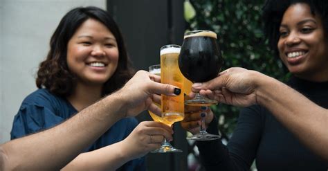 शराब पीने से पहले क्यों करते हैं Cheers? जानिए गिलास से गिलास टकराने के ...