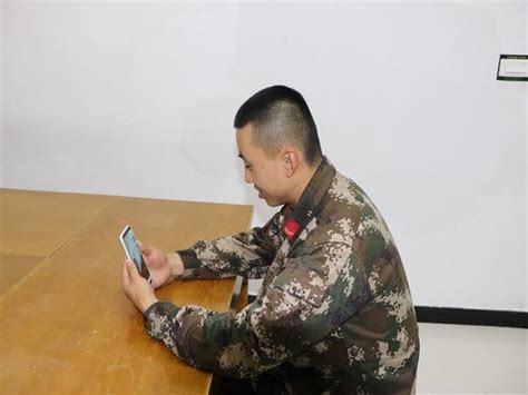 武警苍南中队官兵将手机作为训练学习的“好助手”-中国新闻网-浙江新闻
