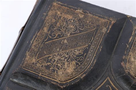 Lot - 1870's illustrated explanatory family Bible. Large quarto ...