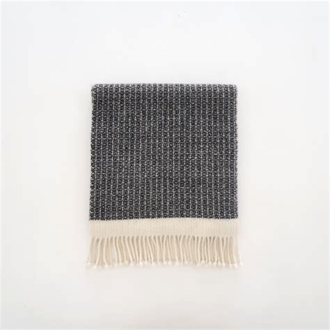 what is there / " puff " hand woven muffler ( white×black ) | what is there