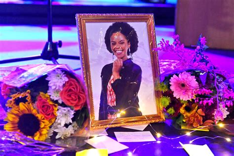 Crystal-Donna, die meisie met die groot hare en groot glimlag, gegroet ...