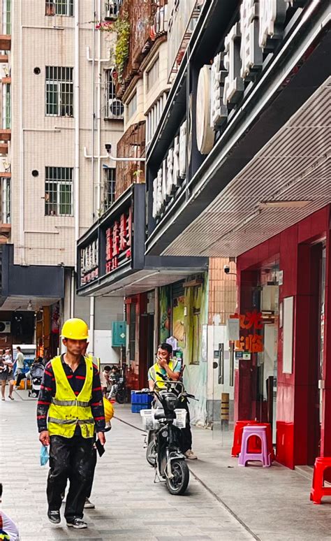 深圳工地上，日薪200元的建筑工正在老去_腾讯新闻