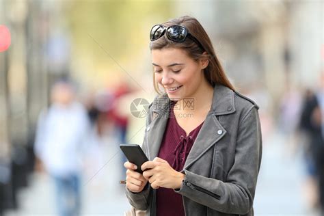 单身时尚快乐女孩使用智能电话站在街上高清图片下载-正版图片304507952-摄图网