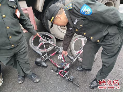 郑州一垃圾清运车转弯遇盲区 中学生骑自行车被挂倒致脚踝骨折-中华网河南