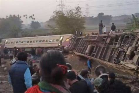 7死50伤！印度一特快列车12节车厢脱轨 每名遇难者获赔4.3万！_凤凰网视频_凤凰网