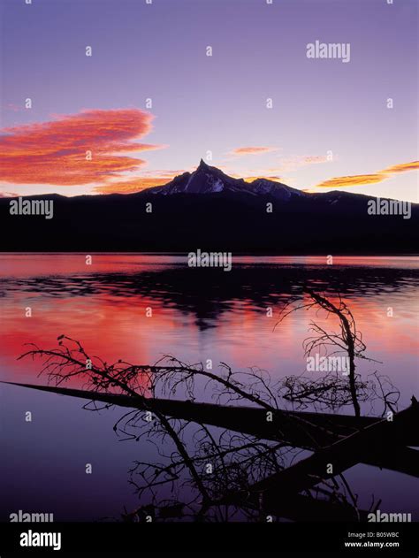 Diamond Lake and Mount Thielsen at sunrise from Thiesen View Campground ...