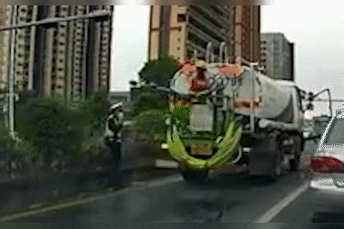 【广东】交警在中央绿化带处执勤 遇到洒水车正喷洒作业被淋了一身
