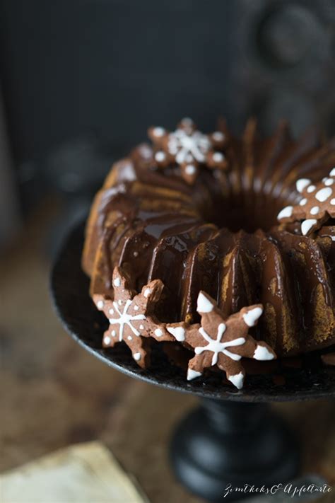 Schoko-Lebkuchen-Gugelhupf mit getrockneten Kirschen