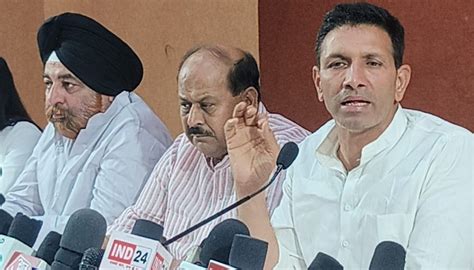 Congress reach door door press button NOTA | नोटा पर बटन दबवाने के लिए ...