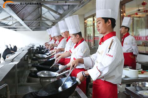 年纪小学厨师有什么优势_福建厨师培训,烘焙,西点,西餐,小吃培训学校-福建新东方烹饪学校