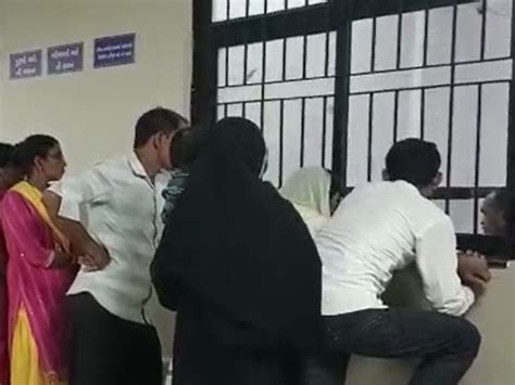 Conjunctivitis reaches schools in Vadodara, children with itchy eyes ...