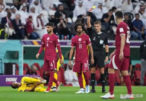 厄瓜多尔球迷疯狂挑衅卡塔尔，做出数钞票动作，球迷情绪失控_东方体育