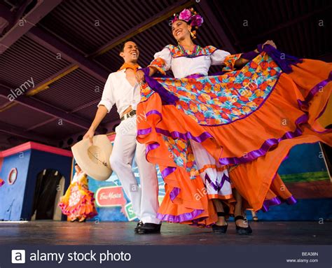 Ballet Folklorico Resurrecion performs traditional Mexican folk dances ...