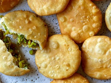 इस दीवाली स्नेकस में बनाएं उड़द दाल की पूरी, स्वाद से खाएंगे बच्चे खाना ...