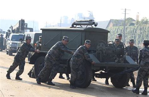 北京军区给水部队抵达云南旱区