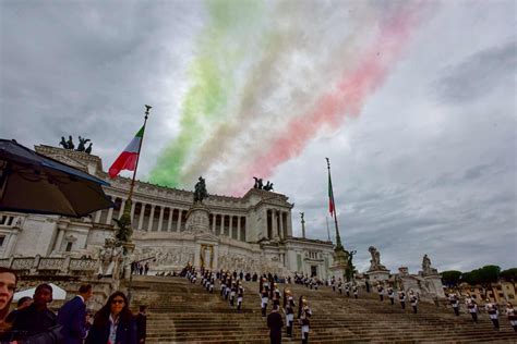Festa della Repubblica: la sfilata ai Fori Imperiali e i messaggi dei ...