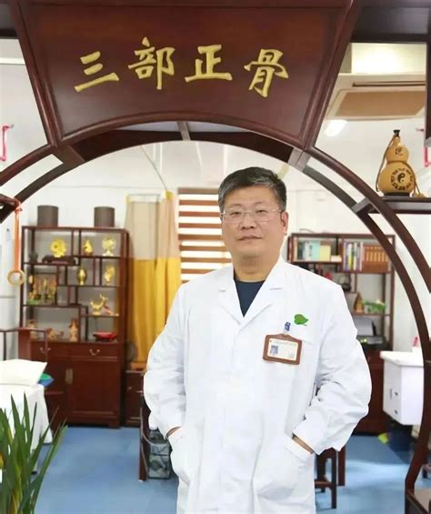 我校附属上海市中西医结合医院推拿科主任朱烱伟获“中国医师奖”