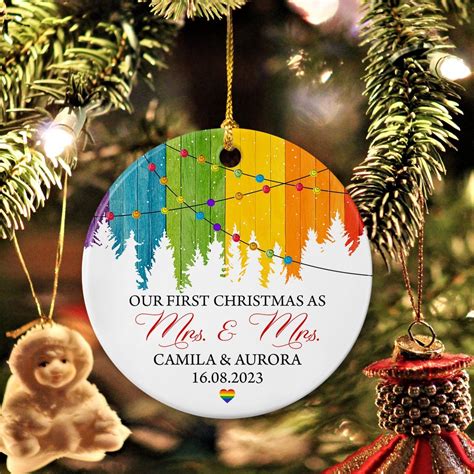 Adorno de Navidad para parejas lesbianas con texto en inglés “Our First ...