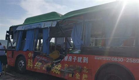 好吓人！泸州一超载货车闯红灯，公交车差点被撞进长江 - 人人焦点