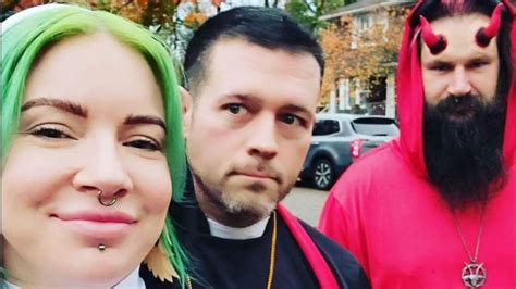 Woman lives with husband and boyfriend unique throuple polyamory ...