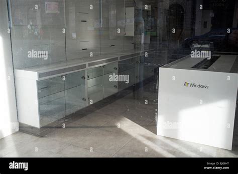 Empty Computer Shop 的图像结果