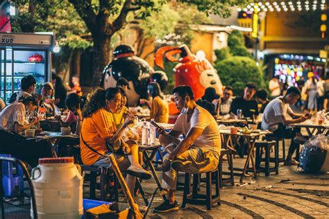 户部巷不是武汉唯一的小吃街，武汉人吃夜宵都来这里，还能听曲儿_夜市