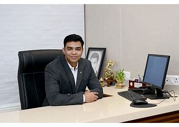 वड़ोदरा के 3 सर्वश्रेष्ठ हेयर ट्रांसप्लांट सर्जन - ThreeBestRated