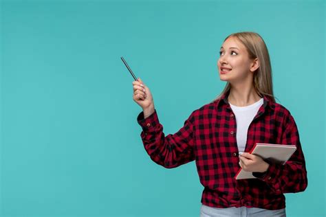 Journée internationale des étudiants jolie fille blonde en chemise à ...