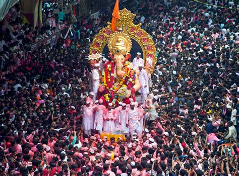 Lalbaugcha Raja Visarjan: विसर्जन में देरी से लालबाग के राजा के भक्तगण ...